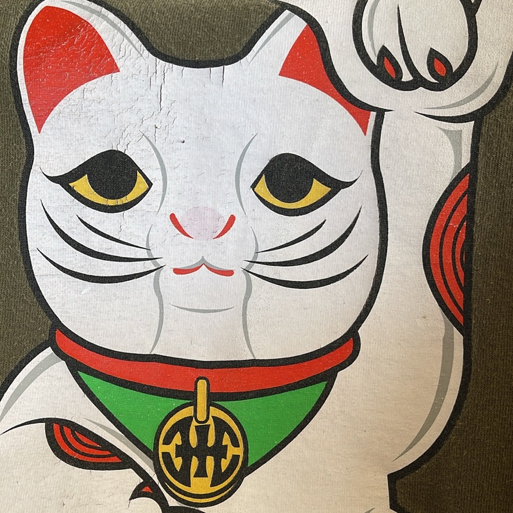 808 All Day Green “Hawaii Maneki Neko (Good Luck Cat) Shaka” Tee - Picture 6 of 8